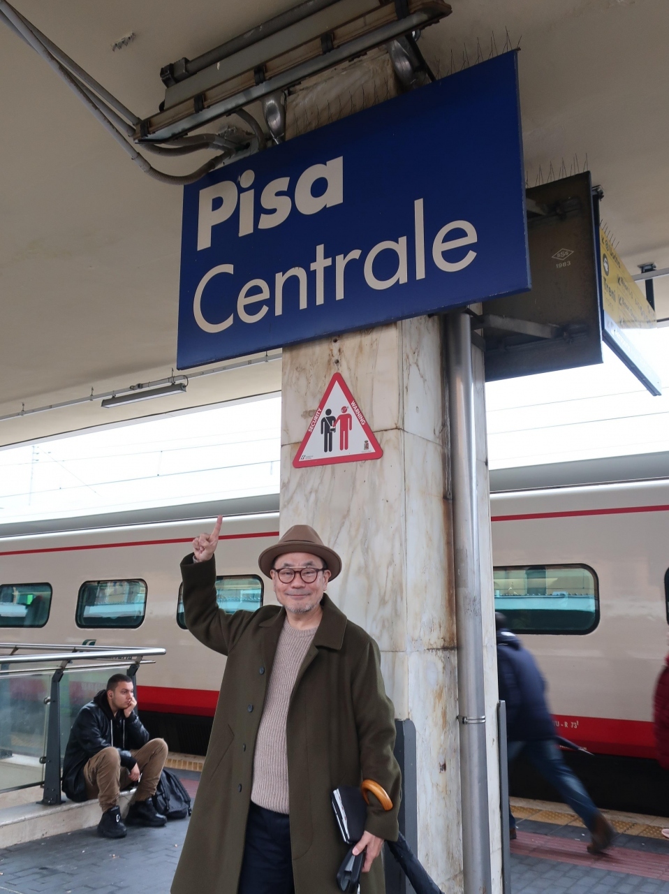 ピサ・セントラーレには定刻は9:53でしたが
ちょっと遅れて10時過ぎに到着です。

駅前のバスに乗ってピサの斜塔のある
ピサのドゥオーモ広場へ向かいます。