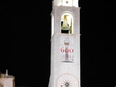 ルジャ広場の時計塔も綺麗にライトアップしています。
どこで夕食にするか、少し町をブラツキます。