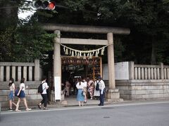 14：20　川越氷川神社　
なに？どーしてこんなに人がいるの？？　
参拝者の平均年齢がめっちゃ低い。学生が多いってことみたいだ。

皆さん、「縁結び」なんだね。