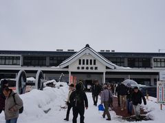 会津若松駅に到着です。
郡山は雪が積もっていなかったのですが、会津若松はしっかり積もっていました

会津若松には、まちなか周遊バス「ハイカラさん」と「あかべぇ」が走っていて主要なスポットを巡回しています
１日周遊券（６００円）があったので、それを購入して乗り降りすることにしました