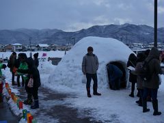 雪の中歩いている人は少なく、途中、道を聞きながら２０分近くでなんとか西若松駅に到着しました
駅ではかまくらが作られ、ろうそく祭りの準備中でした
無事、会津鉄道は動いているとのことで一安心
どうにか今夜、宿泊する芦ノ牧温泉へ行けそうです