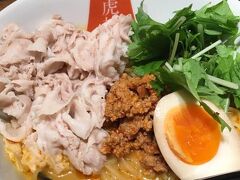 多分夏季限定の冷やしカレー担々麺 (デフォルトはホット)。
結構クセになる美味しさです。
豚しゃぶトッピング。