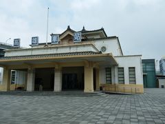 11/23　気温27度

10時前には宿を出て高雄市内は素通りし、見どころが多そうな台南観光に向かうこととした。
現在工事中の駅手前に移設された1940年建造の旧駅舎は、展示館として一般公開されています。
