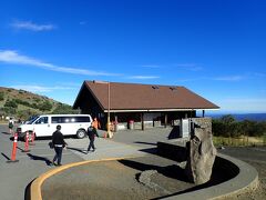 標高約2800mのオニヅカビジターセンターに
到着
ここで高地順応の為、暫くトイレ休憩等で
過ごします
ご存知とは思いますが、オニヅカビジターセンターとは
1986年のチャレンジャー爆発事故で亡くなったハワイ出身の
日系宇宙飛行士オニヅカさんの名前をとって命名された
そうです