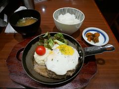 鉄板焼きのハンバーグ定食を注文。
「時間かかるけどいいですか？」と聞かれた。
実際ちょっと待ったかな。
相変わらずプライオリティパスホルダーばかりのようで焼きそばプラスカルビ重やらハンバーグの人も多数。
朝はメニュー限られてるから炭水化物祭りみたいな組み合わせになるんだろうけど…胸焼けしないんだろうか？
