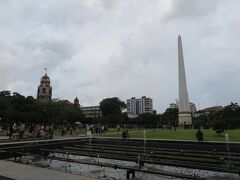 マハバンドゥーラ公園にある独立記念塔。