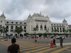 ヤンゴン市庁舎。
雲行きが怪しくなってきました。
