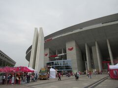 ホテルに荷物を置いて着替えて地下鉄で千里中央から一本、長居のスタジアムへ。いつも買っているたこ焼き屋はお休みでした。