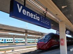 ミラノから2時間25分、ヴェネツィア・サンタルチア駅に定刻どおり到着。