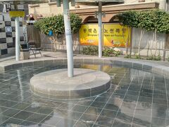 釜山の中心部より少し北寄りの東萊区の温泉場駅で降ります。
街は一見温泉街らしくない普通の街ですが
歩いていくと足湯があり、温泉の街だと再認識します。