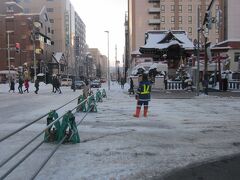 で、雪まつり期間中は歩行者天国となっているすすきの会場の南限がこちら。
丁度、豊川稲荷の札幌別院がある箇所ですね。