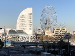 横浜・みなとみらいの写真。

（写真左）
海に浮かぶ白いヨットの帆をイメージした外観でお馴染みの
インターコンチネンタルホテルズグループの日本初進出ホテルとして
オープンした『ヨコハマグランドインターコンチネンタルホテル
（Inter Continental Yokohama Grand）』（計594室）です。

https://www.interconti.co.jp/yokohama/

（写真右）
横浜のシンボルになっている都市型遊園地『よこはまコスモワールド』
内に位置する世界最大の時計型大観覧車「コスモクロック21」です。

http://cosmoworld.jp/