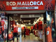 ついに見つけました。
RCD Mallorca のお店です。
Plaça de Cort, 7, 07001 Palma, Balearic Islands