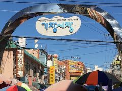 駅からゆっくり歩いて１０分ほどで「機張市場」に到着です。
途中、案内などは出ていないですが、人の流れはこちらにしか向かいません（笑）。 