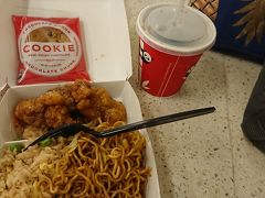 夕飯はアラモアナのフードコートにあるPanda Expressで。
もうなんども来てるハワイですが、なにげにPanda Expressは初めて！！

普通に頼んだら量が多いのは分かっているので、子供用のKids Mealにして、メインは定番のオレンジチキン、ご飯はチャーハンと焼きそばのハーフ＆ハーフにしてもらいました。
Kidsだと飲み物とチョコチップクッキーが付いてきます。

量もちょうどよかったし、決して美味しくはないけど1回経験できてよかった！