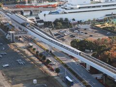 東京国際クルーズターミナル駅に進入するゆりかもめ。