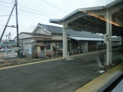 実は、小松駅の次の駅だったりします。
結構立派な駅。
島式ホーム２面４線という構造のようです（画像の反対側にもう１面あります）。
駅舎を出てすぐのところにホーム、という構造にはなっていないわけです。
普通列車が特急を待避したりできるわけですね。
60年ほど前には、粟津温泉とこの駅の間を結ぶ北陸鉄道の路線もあったとか。
粟津温泉、その名を聞いたことだけはあるのですが、一人ではまず温泉なんて行かないので、あまり縁がなかったのでした。