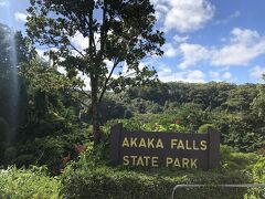 滝は上からも見えますが正面から見るために州立公園の中に入っていきます。