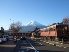 先週と同じ夜行バスで7時半頃に河口湖駅に到着！
バスは土曜夜発のせいかガラガラで前後左右空席でしたが、あまり眠れませんでした。先週は名鉄バス運行でしたが今回は富士急バス運行で、ヘッドレスト、フットレスト、コンセントがなかった。