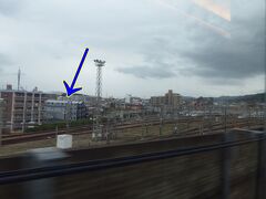博多総合車両所を通過します。

前回博多に「ハローキティ新幹線」に乗りに来た時 https://4travel.jp/travelogue/11428273#photo_link_57110165 に泊まった"バジェットホテル博多南"が見えます。