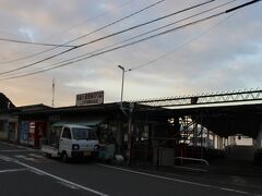 「獄門島」のモデルとなった島は笠岡諸島。
前日のうちに福山のホテルに到着し、朝早い電車で笠岡駅で下車。
駅から歩いたところに笠岡諸島へのフェリーターミナルがあります。
