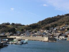 真鍋島から１５分で、六島の港に到着します。
「獄門島」までやってきました。

とりあえず次の船まで４時間あるので、島を一周してみます。
真鍋島と違って、家々が昭和後期から平成の雰囲気でわりかし新しい。
「あれ？」って感じで、とても「獄門島」の雰囲気はありませんでした。