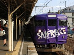 笠岡駅からホテルのある福山までJRで戻ります。
快速電車はなんとも愉快な塗装がされています。