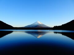 約17分遅れで到着した精進湖畔のパノラマ台下で途中下車。
「他手合浜」から逆さ富士が見えました♪
富士山と手前の大室山が重なって見えることから「子抱き富士」と呼ばれています。
これで富士五湖を全て訪れました！本栖湖だけは湖越しの富士山を見ていないので、いつか見に行きたい。