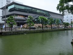 ●高知城歴史博物館

お城のある高知公園を出て、引き続き「追手門」近くのお堀端にある「高知城歴史博物館」へと向かうことに。
こちらの博物館では、土佐藩主山内家伝来の歴史資料を中心に、土佐藩・高知県ゆかりの資料を展示しています。

まぁ、まだ雨も降り続いてますし、ゆっくりと見学していきましょうか。


◇高知城歴史博物館◇
　開館時間：9時～18時
　入館料：大人500円（企画展開催期間中は700円）
　休館日：年末年始