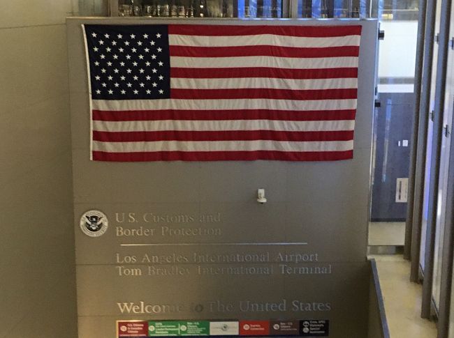 2019年12月6日(金)<br /><br />日付が戻って、ロサンゼルス国際空港に早着。<br /><br />時間がズレたおかげか保安検査場はガラガラ。<br />キオスクでレシートを受け取ったら、何故かバツ印。<br />前回はバツ無しだったんだけどな。。。と思い、通常の入国審査の方へ。<br />でも、結局、通常の方がガラガラで、『バケーションでしょ？何日？』と聞かれただけであっという間に終了。<br /><br />もう少し時間が掛かるかと思って、乗継に余裕がある便にしてしまったので、