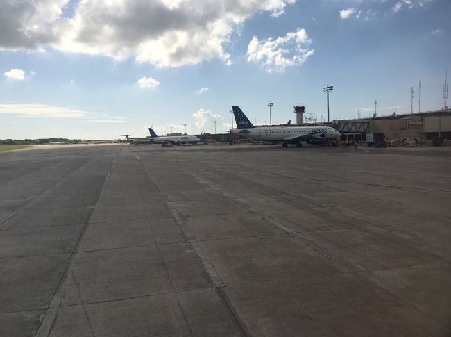 そして、定刻より早くサントドミンゴにあるラス・アメリカス国際空港に到着。<br /><br />イミグレのビジターの列はガラガラであっという間に通過。<br />目的だけ聞かれて、あとは特に聞かれませんでした。