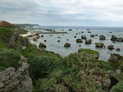 宮古島で一番の観光名所、東平安名崎です。台形状の岬西側は絶壁で、崖下の海辺にゴツゴツした岩が転がっていました。リーフの奇岩は1771年の明和の大津波で遠くの海底から打ち上げられた岩で、津波石と呼ばれています。