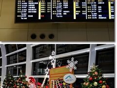 空港内はいつもどおり。大きなツリーはまだ出ていませんが、部分部分クリスマスデコがお目見え。
