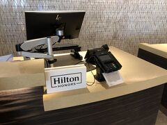 ハワイ・ワイキキ『Hilton Garden Inn Waikiki Beach』1F

『ヒルトン・ガーデン・イン・ワイキキ・ビーチ』のレセプション
の写真。

ヒルトン・オナーズメンバーの優先チェックインカウンターがあります。
私はダイヤモンドメンバーなので、普通ならこちらでチェックインの
手続きをしますが、今回はヒルトンの公式ウェブサイトで直接予約を
したのではなく、他のサイトから予約をしたので、通常のダイヤモンド
メンバー特典も関係ありません。
（本来なら無料の朝食などの特典を受けることができるのですが。）
ちなみに、こちらのホテルにはクラブラウンジ
【エグゼクティブラウンジ】はありません。

チェックイン時に「私はヒルトン・オナーズのダイヤモンドメンバー
なんですよ。」と何気なくつぶやいてみました ('◇')ゞ
するとヒルトン・オナーズのダイヤモンドメンバー特典の
ボトルウォーター（1滞在につき2本）をいただけました♪

また、『ヒルトン・ガーデン・イン・ワイキキ・ビーチ』は基本的に
シャワールームがデフォルトなのですが、全客室（計623室）の約9％
に該当する計55室にバスタブが設けられており、リクエストベースで
対応して頂くことが可能です。
バスタブ付きのお部屋にアサインしていただきました (^^♪

アーリーチェックインも無料でしていただけ、本来チェックインは
15時以降なのですが、今すぐ（9:20）にお部屋を用意することが
できると・・・。（何も言ってませんよ。）
あー助かりました (*‘∀‘)
ビジネスクラスの機内でも、いつも寝ないので倒れそうだったんです（汗）