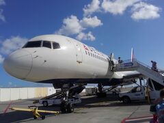 駐機場に居るB757(N685DA)に乗り込みますが、よく見れば行きにJFKからSXMまで乗った機材と同じでビックリ。

さらに27Aの座席は～と通路を歩いていき、通路から座席に入ろうとしたらCAさんから「セントマーチンはどうでした？」といきなり日本語で声を掛けらでビックリ。

「いいとこですよね」と答えると「セントマーチンにこられる日本人は少ないですけど、いかがでしたか？」と
日本路線ならいざ知らずカリブ路線で日本語はまず聞きませんから。
「いいところですね、マホビーチだけですけどね～、だいたい日本人だと航空ファン位じゃないですか？」などと話しをするとJFKベースのクルーの方でした。

そう言えば前回はマホビーチで日本人の航空ファンを見ましたが今回は見かけませんでしたね。
