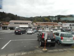 石見銀山号から下車する駅「石見田所」です。バスの途中休憩地になっています。
「道の駅」なので島根から広島へ向かう人などの、買い物や休憩、便所利用者などで混むそうです。