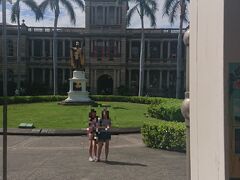 ダウンタウンを抜けカメハメハ大王の像まで来ました。

Hawaii Five-Oの本部ですね！！

ここオアフ島にある像はレプリカで、オリジナルの像はハワイ島にあります。
ハワイ島の像も見に行ったことありますが、こっちの方がちょっと大きいのかな？