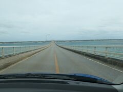 來間大橋を渡って宮古島に戻ります。道路や橋を走る車は殆どいませんので、車運転は快適です。