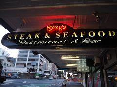 　ホテルからほど近い「Tony's Steak & Seafood Restaurant & Bar」。今回の旅行のレストランは、グーグルマップで「ホテルに近くて評価の高い店」を探して予約しておきました。
