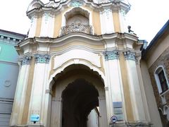 聖三位一体教会

ウクライナ・カトリックという宗派だそうで、東方正教の儀礼を残しながらローマ法王に仕えるという珍しい宗派の教会です。
ここ、まだ入口ね。
このトンネルをくぐって行くと教会があります。