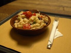 次の電車を待つ間にランチを。
イタリア経由を後悔しながら…さすがイタリア、美味しいわ。
なんて事のないパスタのサラダ（のはず）なのに！！