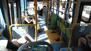 チェンマイ旧市街は、一方通行が多く、慣れない街での車の運転が怖いので、徒歩をメインとして、「シティバス」か「ソンティオ」を、利用しようと思ってます。<br /><br />シティバスのの乗り方は、他の方の旅行記を見て、調べていました。<br />知らない方は、「チェンマイ　スマートバス」で調べてください。<br />何人かの人が、ものすごく詳しく書いています。<br /><br />ちなみに、この文面には、「スマートバス」と「シティバス」の2つの言葉を表示してますが、<br />私が調べた段階では、「スマートバス」でしたが、どうもチェンマイでは「シティバス」の方が通ずるようです。<br /><br />なお、私が下記にクドクド書いたのは、体験版であり、失敗談？であり、調べた段階で、書かれていなかった事で気付いた事があったからです。<br />ただし、シティバスの事が、全然わから方は、チンプンカンプンだと思いますので、興味ある方は、ある程度、情報仕入てから、お読みください。<br /><br />なお、詳しい方は、スルーしてください。<br /><br />ホテルから、今日のスタート地点のターペー門までは、徒歩でも、行けそうですが、シティバスのR3の黄色のルート（時計の逆回り）が良いみたいです。<br />挑戦！する事にしました。<br /><br />私は、言葉がわからないので、買い物にしろ、乗り物にしろ、交渉がいやです。レンタカー旅行がメインなのは、そんな事情もあります。<br /><br />シティバスは、基本、言葉は、目的地をしゃべるだけです。しかも安い。<br />シティバスの良い所は、始発？から終点？まで、一律20B/1人です。<br />今回利用するバスは、「R3」のルートだけです。<br /><br />R3は、時計回りの赤と、時計の逆回りの黄色があります。<br />旧市街地を廻る、空港始発の空港終点のルートです。<br />間違って乗っても最後は空港です。旧市街地付近を回りますので、間違ったらバス観光と思えば、全然楽しいです。<br />はっきり言えませんが、1週1時間は、掛からないと思います。<br /><br />シティバスの路線は、アプリからスマホに落としました。<br />日本語はありませんが、英語がありますので、ローマ字は読めます。<br />事前に仕入れた情報も有り、何となく分かりました。<br /><br />ただ解らなかったのが、同じバスの表示が、2段現れます。なんの事か最初解らなかったのですが、どうも行先によって行くバスが、表示されるようです。<br /><br />例えばR3の赤が良ければ、そのバスが表示されますが、黄色が関係ない場合は、赤が、2段で表示されるようです。ですから、赤と黄色が関係あれば、1段は赤。1段は黄色。が表示されるような感じです。<br /><br />＊上記内容で間違っていたら、教えてください。