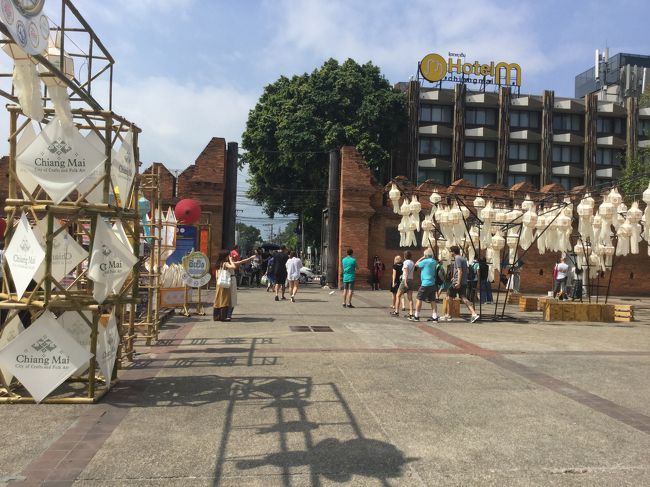 ホテルからは、ターペー門へは、R3の黄色が良いようです。<br />ポンピンタワーホテルの前のバス停が、一番近そうです。<br /><br />ポンピンタワーホテルの辺りにきましたが、見つけられません。<br /><br />メイン通りにある、ワット・ウパクﾂのバス停だと分かりやすいと思い、向かいます。バスは、すぐ傍まで来ているようです。<br /><br />曲がり角の手前辺りに来た時、らしきバスが来て過ぎていきました。<br /><br />寺の前のバス停は、すぐわかりました。でも、次のバスが来るまでは、20～30分間隔と書いてあったので、待つには、長すぎます。<br />待ち時間で、お寺の観光も考えましたが、ソンティオに乗る事にしました。<br /><br />市内巡回？ソンティオは、赤らしいです。赤は、たくさん走ってました。<br />タイのタクシーを止めるように、手を斜め下にして合図しました。<br /><br />「ターペー？」と聞くと「OK」との事で、値段聞かずに、乗りました。<br />直ぐ近くだし、面倒だったからです。<br /><br />11：50分頃、ターペー門まできました。5分かからず、1人20Bでした。<br /><br />シティバス20～30分待って、20B。ソンティオ待ち時間無しで20B。<br />（う～～ん、どうなんでしょう？）