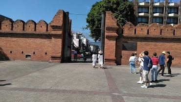 上記写真が、17日のターペー門の写真です。<br /><br />中央通りを、プラプラ歩いていると、果物の屋台。マンゴ60Bで売っていました。<br />タイでは、甘いもち米とマンゴの組み合わせが、よくあります。<br /><br />もち米要らなかったので、「マンゴ、オンリー」と言って、マンゴだけを頼みました。60Bでした。甘いもち米あっても60B。無くても60B。<br />（う～ん　どうなんでしょう？）<br /><br />適当に遺跡巡りして、口コミでよく出ていた「ファンペン」に行って、「カオソイ」を食べました。<br />並んでいましたが、何人もいなかったで（直ぐだな）と思い並びました。<br />10分位でしたので、良かったです。<br /><br />ホテル方向に、適当に、プラプラ歩きながら、帰りました。<br /><br />帰る途中、道路から面白そうな所がありました。<br />中に入って覗いて見ました。