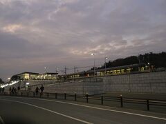 ★16:54

そして1時間30分程の乗車で、あしかがフラワーパーク駅に到着です。

ここあしかがフラワーパーク駅は昨年出来たばかりの新駅で、駅から歩いてすぐの場所にゲートがあるとても便利な場所にあります。