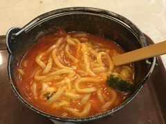 ★18:09

さてこれだけ人がいるので、食事を摂るタイミングもある程度考えておかなければなりません。私は暗くなってきたタイミングで客が増えると予想し、18時過ぎにレストラン「あじさい」に入店。一人だったのでなんとかすぐに着席成功。注文した800円程の「焼きチーズトマトうどん」（食べかけですみません…）は女子ウケしそうなメニューでしたが、トマトとチーズの相性が抜群で、美味しかったです。