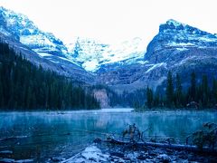 30分程でオハラ湖に到着。
谷底なのでまだ日が当たっていません。ひんやりと冷え切った空気の中、湖面に靄が漂います。