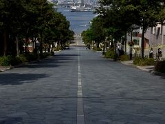 八幡坂、海に向かって真っすぐの美しい道。