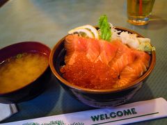 サーモン・イクラ丼。カナダで食べるサーモンは脂が乗っていて本当においしい。みそ汁が染みます。