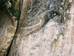 　5分ほどで、すぐに遺跡に到着します。観光客は一人もいませんでしたが、小さい博物館と英語を解す観光ガイドさんがいます。ガイドさんに連れられて、案内されますが、あまりに昔のこと（石器時代？）のことで、正直あまり実感がわきません。。。